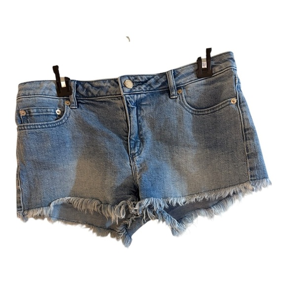 Michael Kors Pants - Michael Kors Y2K festival Women's Denim Shorts.
Waist 32 Rise 8